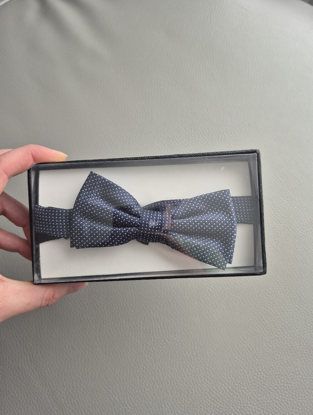 NWOT Men's Bowtie And Pocket Square Set